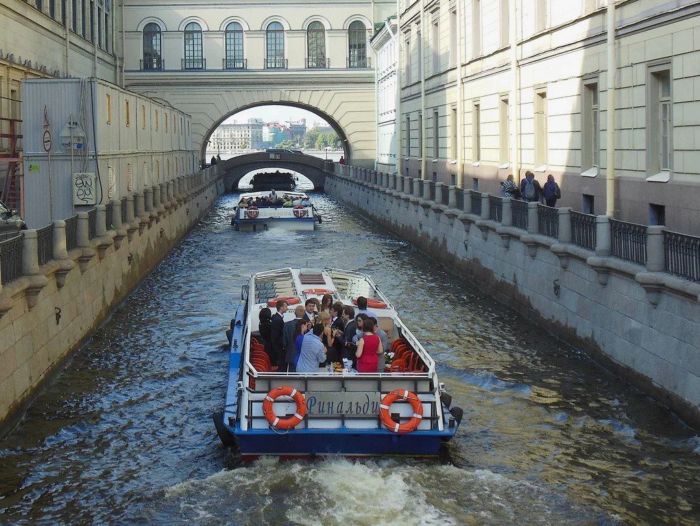 Посадка гостей на теплоход «Ринальди» — причал в центре Петербурга — фото 16