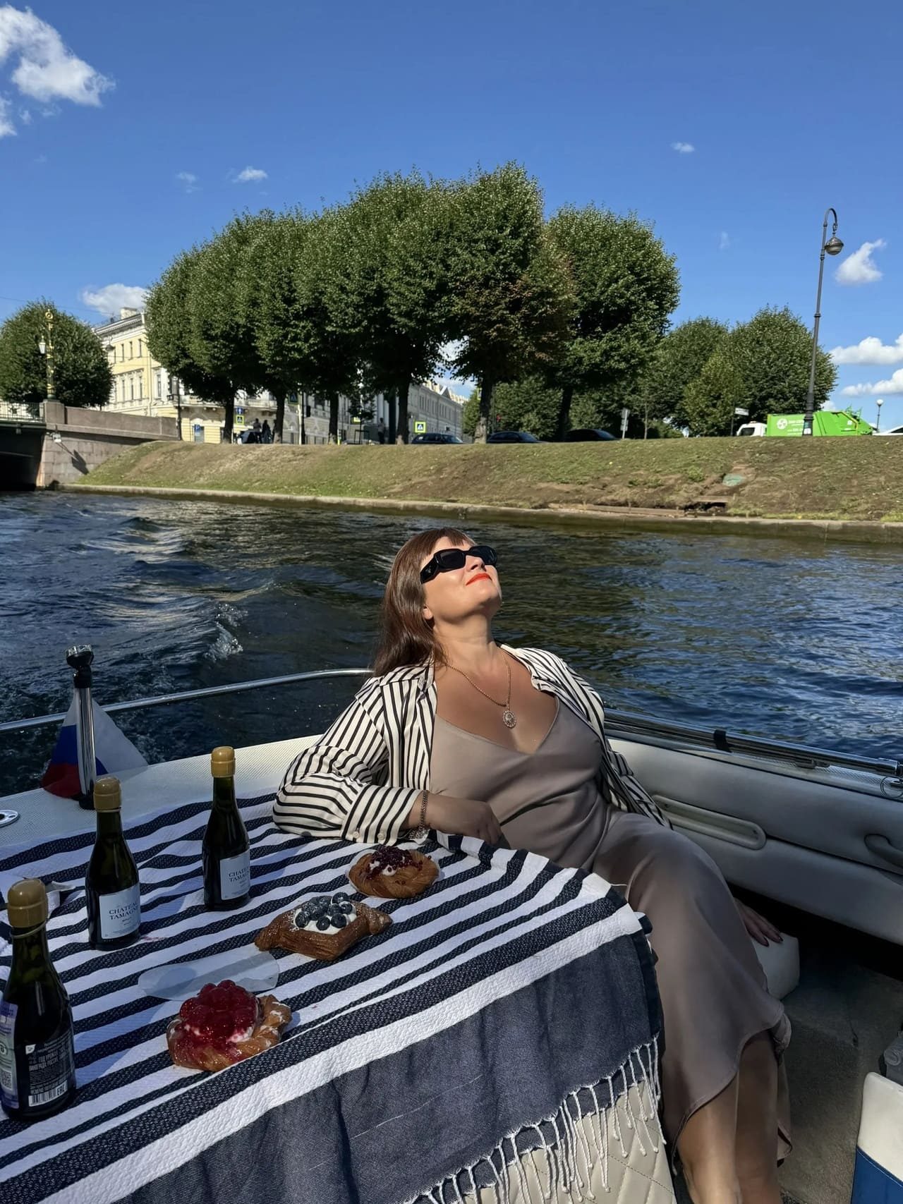 Катер «Арабелла» на маршруте по рекам и каналам