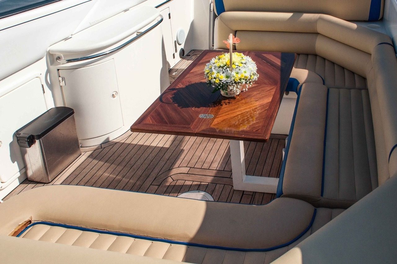 Катер «Сансикер Sunseeker 48» выходит в Неву — аренда с нашим капитаном