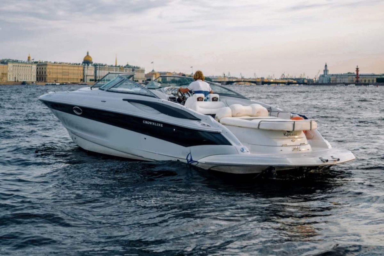 Посадка гостей на катер «Кроунлайн» — причал в центре Петербурга — фото 16