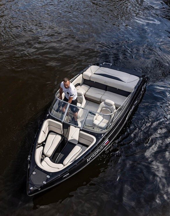 Наш катер «Черный (Crownline 190 Black)» у собственного причала в Санкт-Петербурге — фото 14