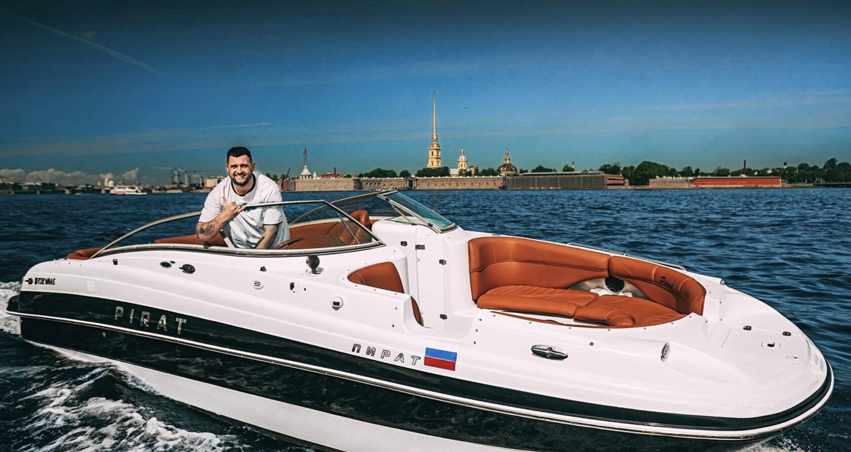 Катер «Пират» на маршруте по рекам и каналам