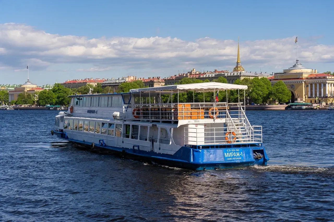 Посадка гостей на теплоход «Мираж» — причал в центре Петербурга — фото 16