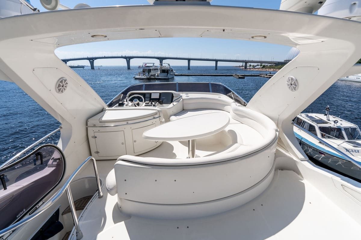 Посадка гостей на яхту «Азимут 55 / Azimut 55» — причал в центре Петербурга