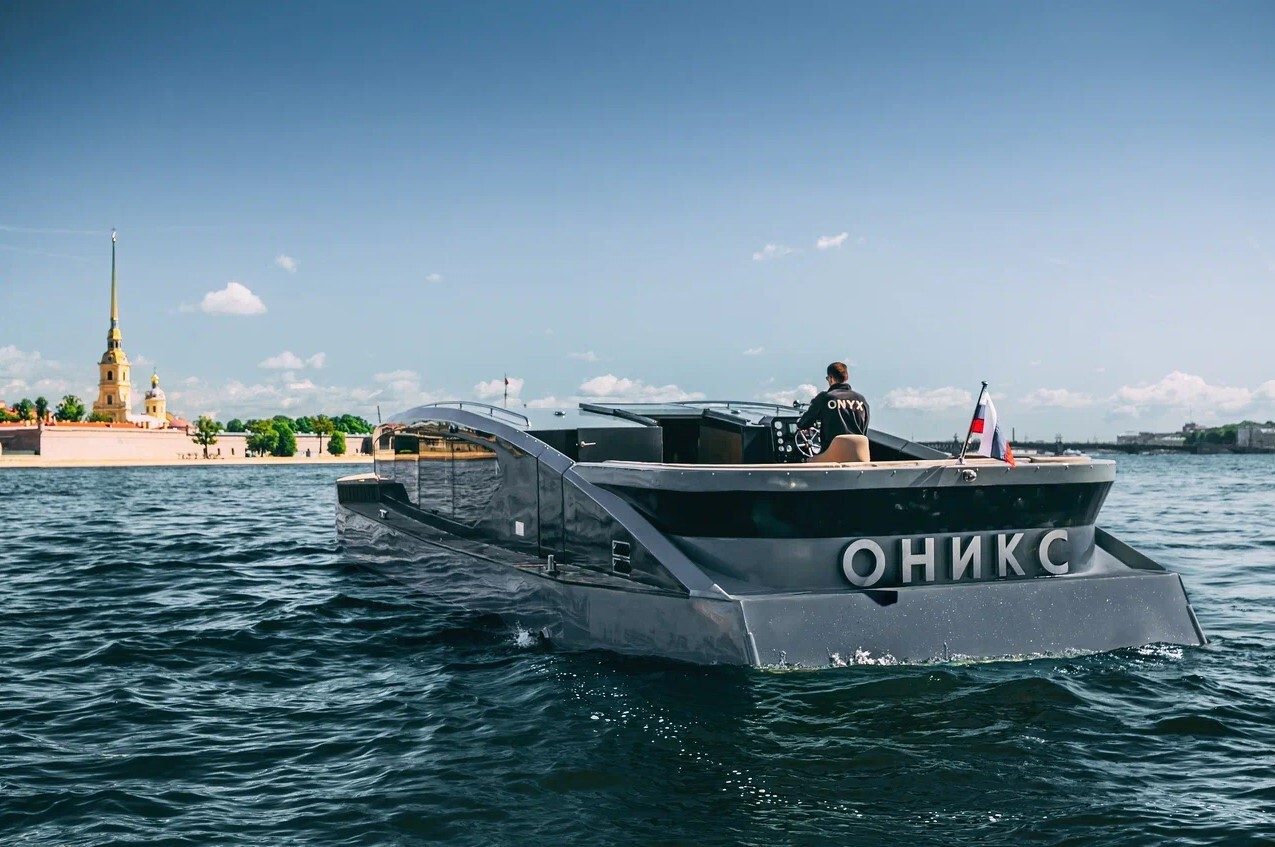 Наш яхта «Оникс (Onyx)» у собственного причала в Санкт-Петербурге