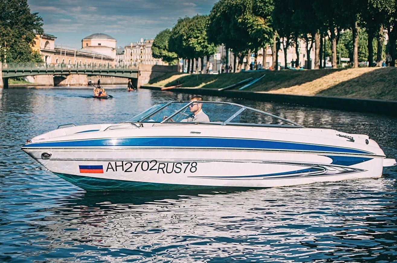Посадка гостей на катер «Река-Лето» — причал в центре Петербурга