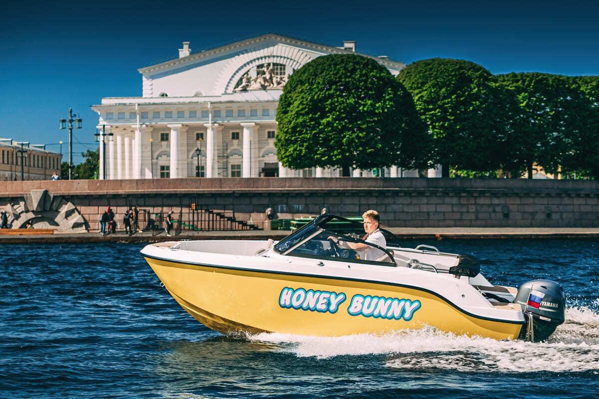 Катер «Хани Банни / Honey Bunny» — салон и оснащение, аренда напрямую — фото 15