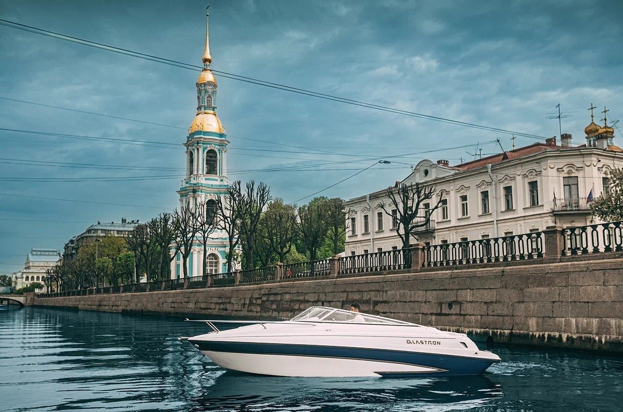 Наш катер «Виртуоз» у собственного причала в Санкт-Петербурге
