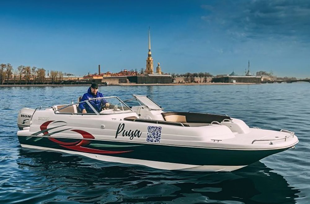 Наш катер «Рица» у собственного причала в Санкт-Петербурге