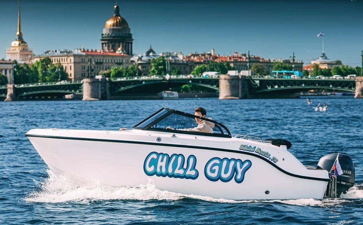 Посадка гостей на катер «Чилл Гай / Chill Guy» — причал в центре Петербурга — фото 16