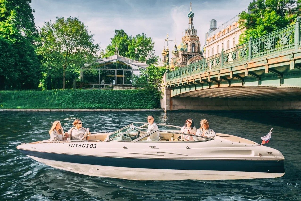 Катер «Фотон» на маршруте по рекам и каналам