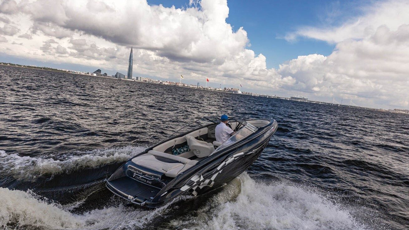 Катер «Черный (Crownline 190 Black)» — салон и оснащение, аренда напрямую