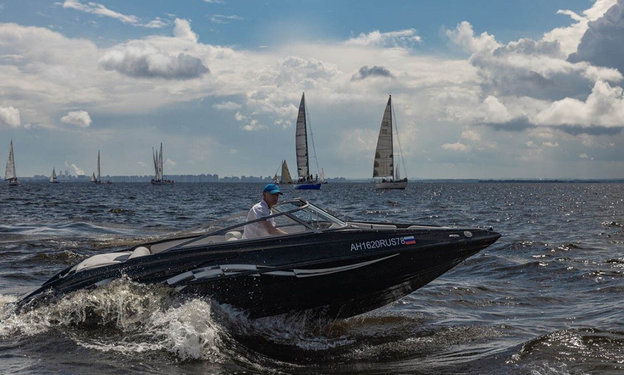 Открытая палуба катера «Черный (Crownline 190 Black)» — егокатер