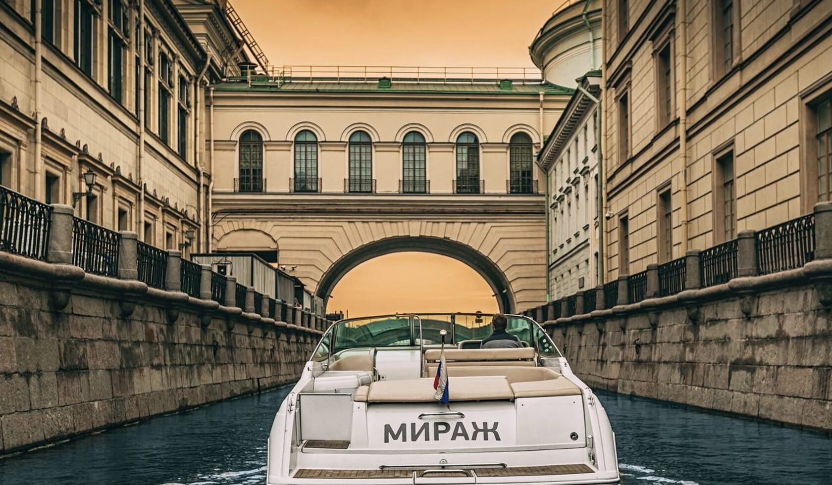 Открытая палуба катера «Мираж» — егокатер