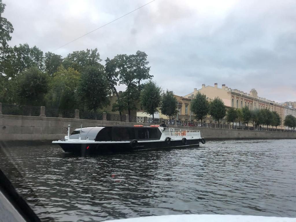 Наш теплоход «Форт Ривер» — вид с причала перед рейсом