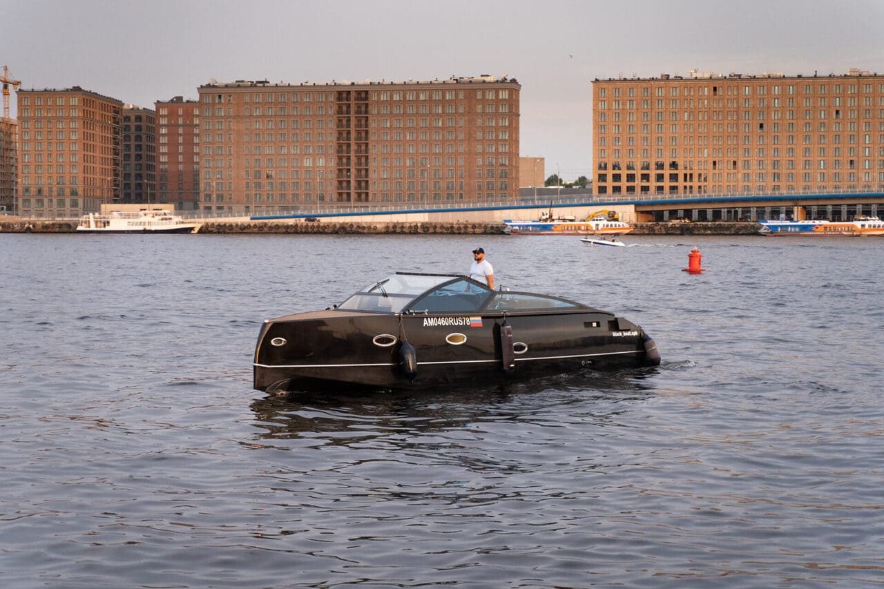 Посадка гостей на катер «Блэк Боат / Black Boat» — причал в центре Петербурга — фото 16