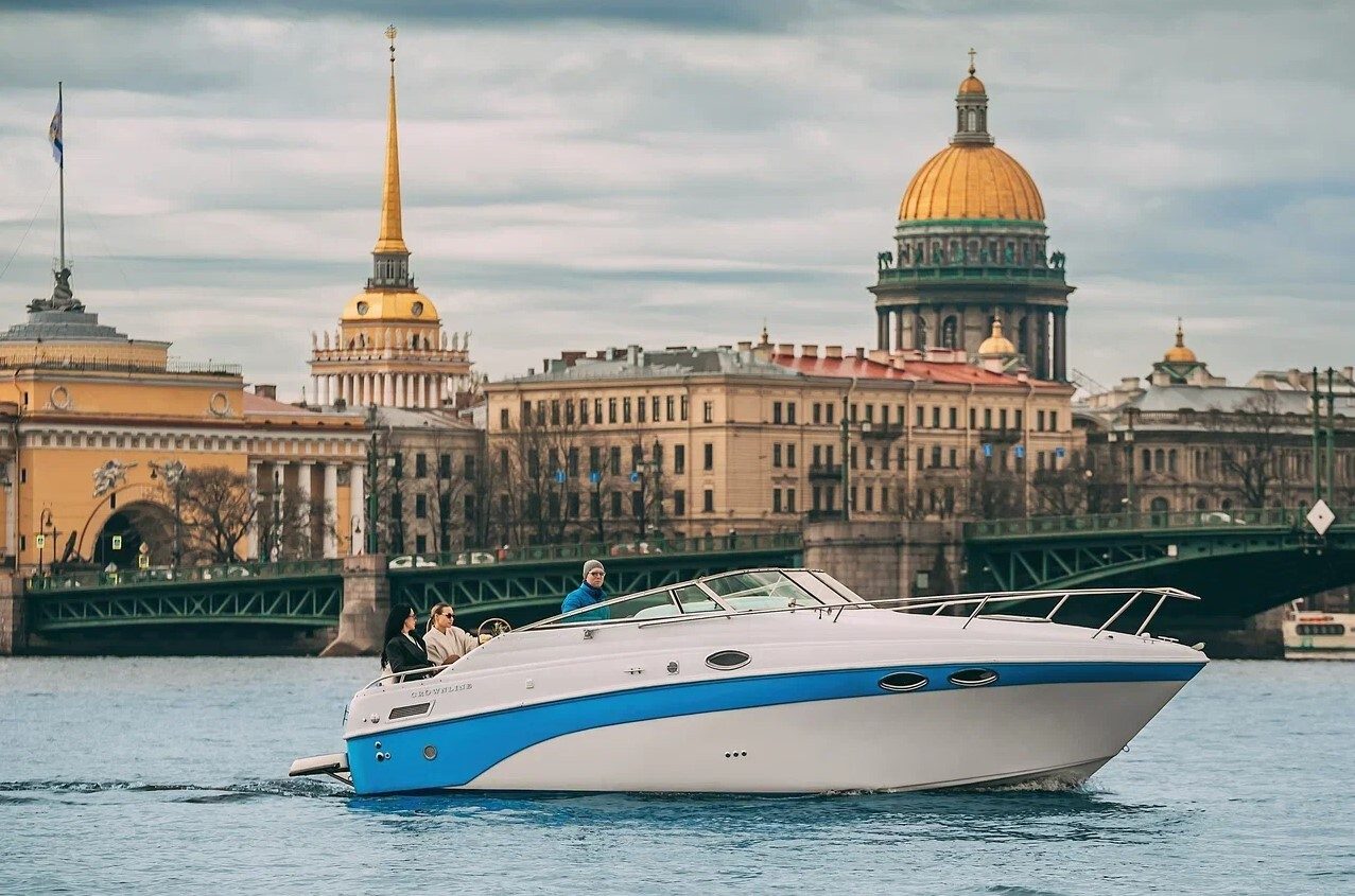 Наш катер «Мира» у собственного причала в Санкт-Петербурге