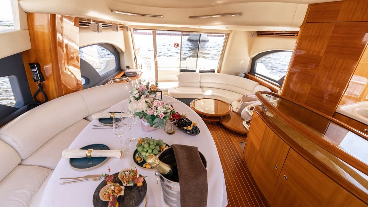 Каюта яхты «Азимут 55 / Azimut 55» — оснащение для гостей