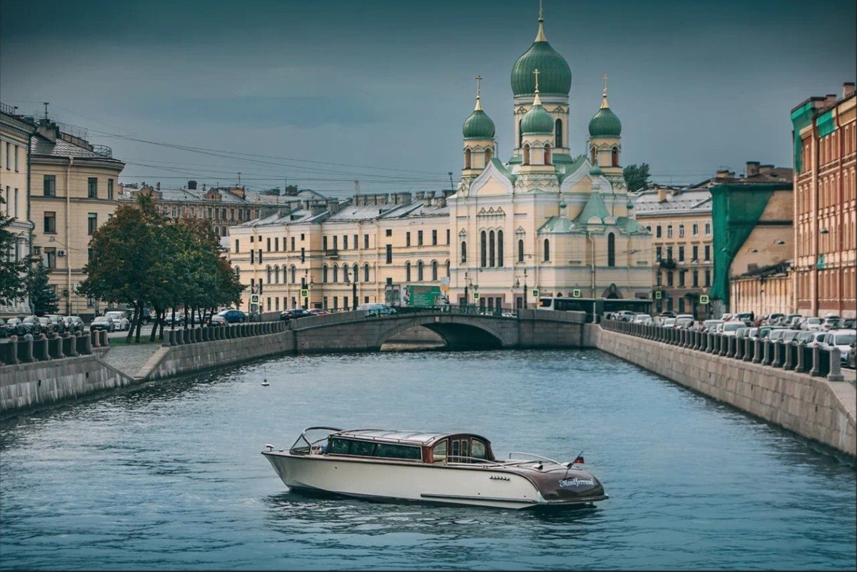 Катер «Монферран» вечером у набережной — бронирование напрямую