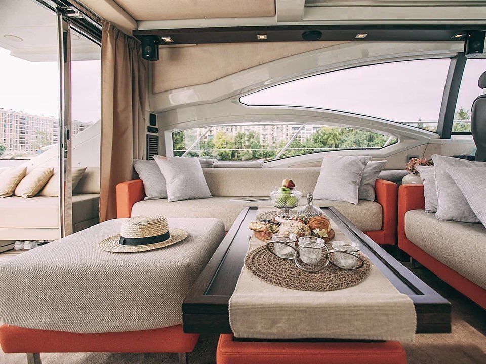 Яхта «Azimut 62» вечером у набережной — бронирование напрямую