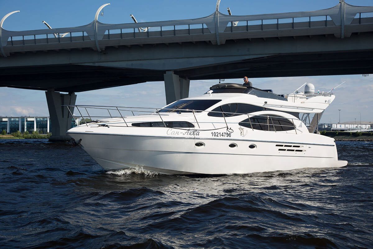 Посадка гостей на яхту «Азимут 46 / Azimut 46» — причал в центре Петербурга — фото 16