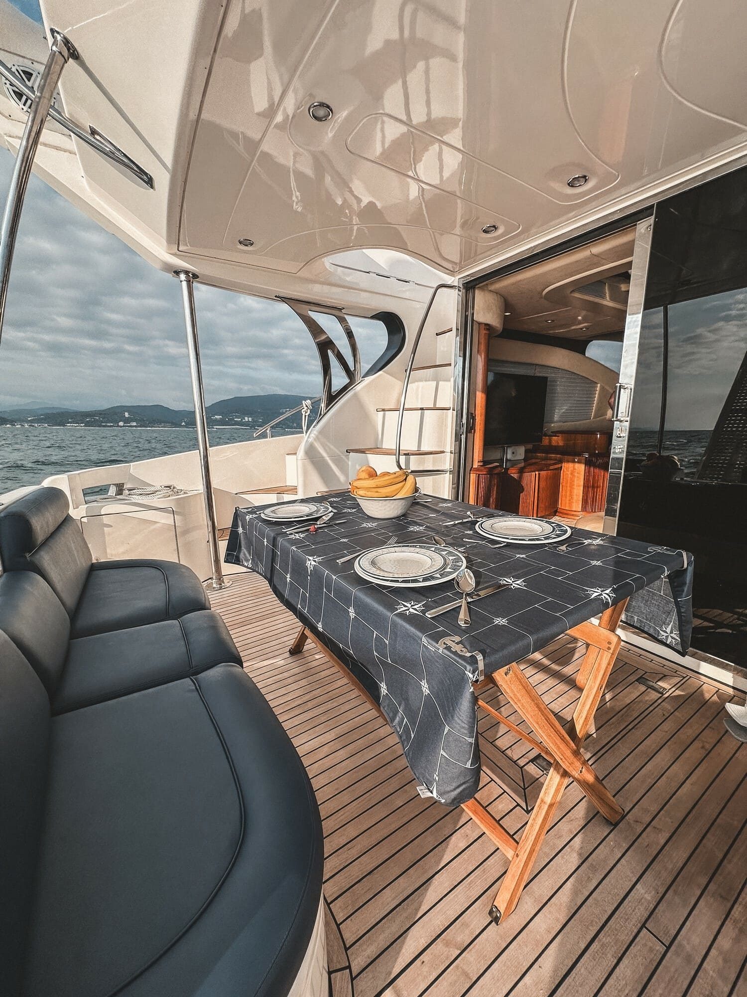 Яхта «Азимут 46 / Azimut 46» вечером у набережной — бронирование напрямую