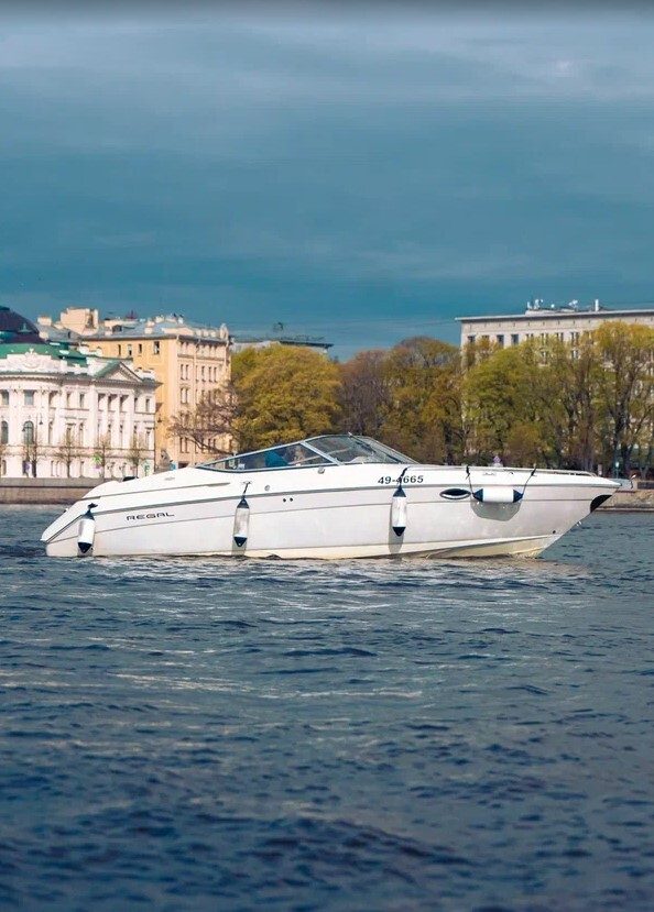 Катер «Регал» вечером у набережной — бронирование напрямую