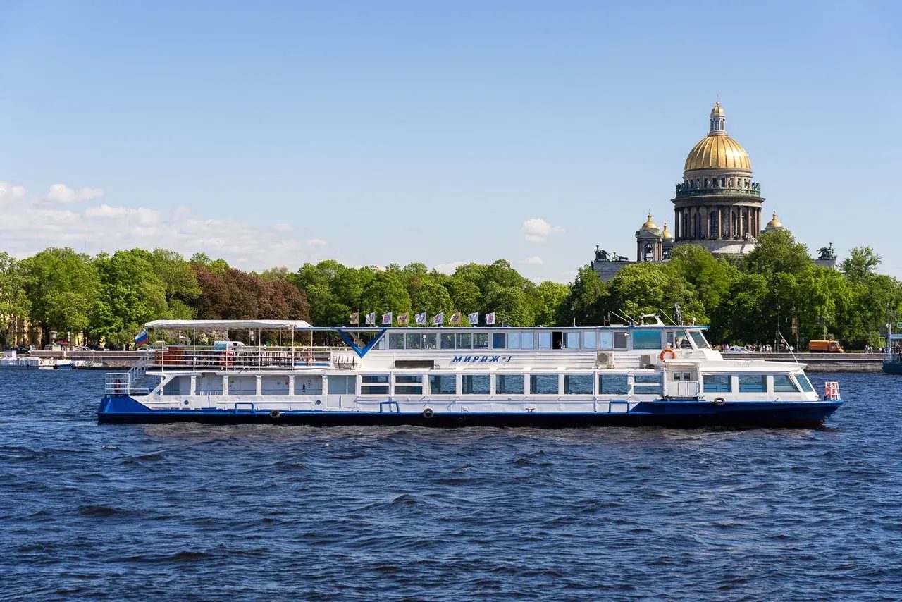 Теплоход «Мираж» на маршруте по рекам и каналам