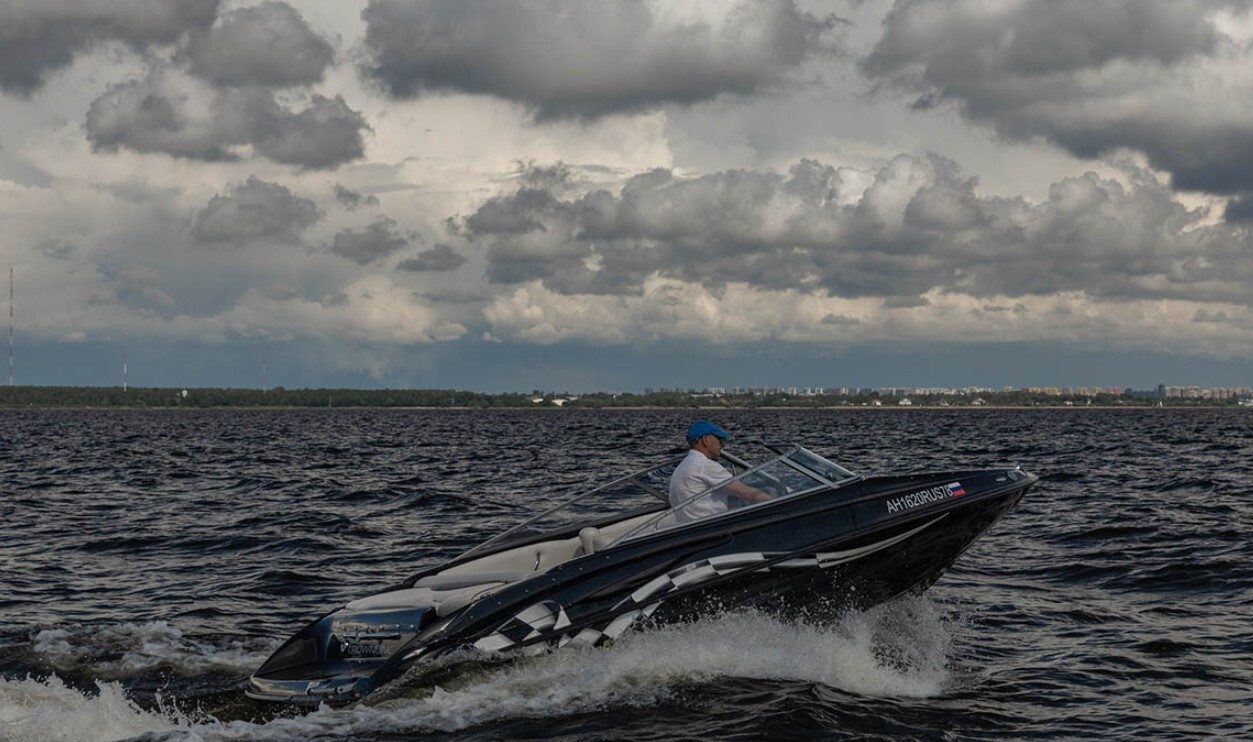 Катер «Черный (Crownline 190 Black)» вечером у набережной — бронирование напрямую