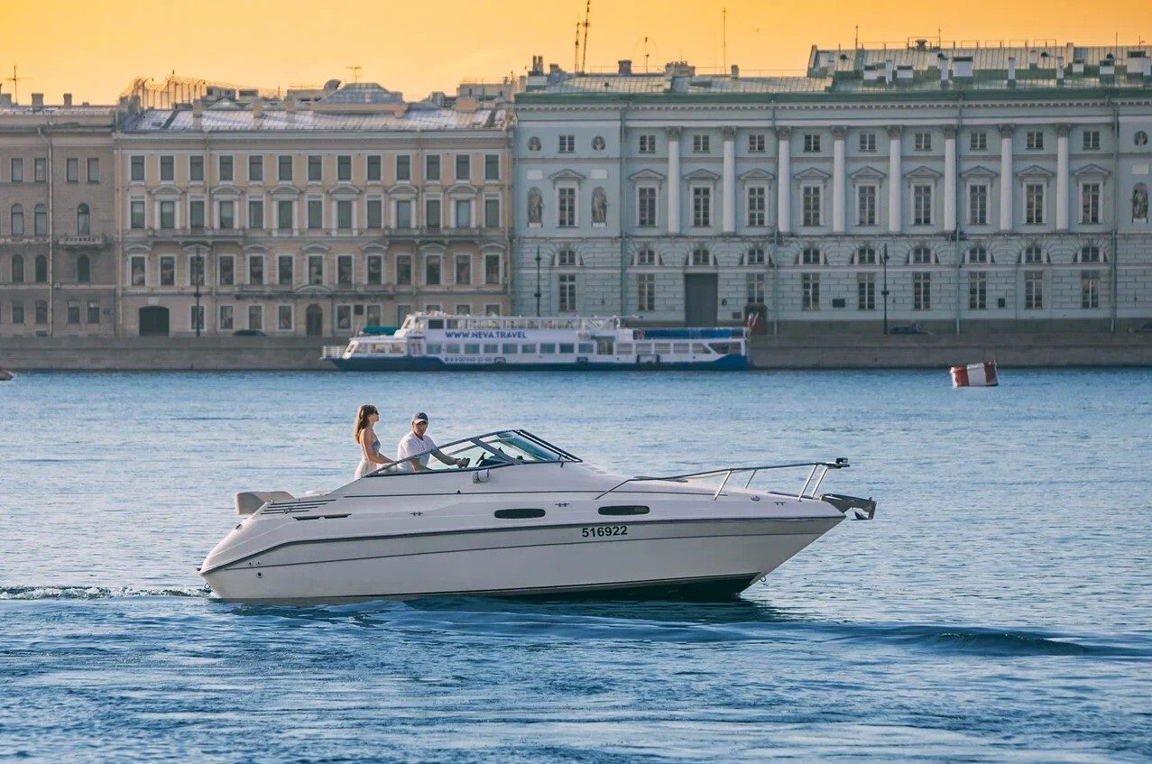 Посадка гостей на катер «Амулет» — причал в центре Петербурга — фото 16