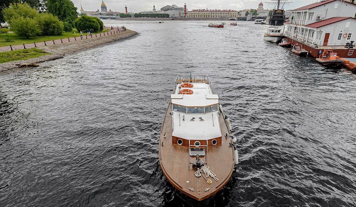 Катер «Новик» под разводными мостами Петербурга