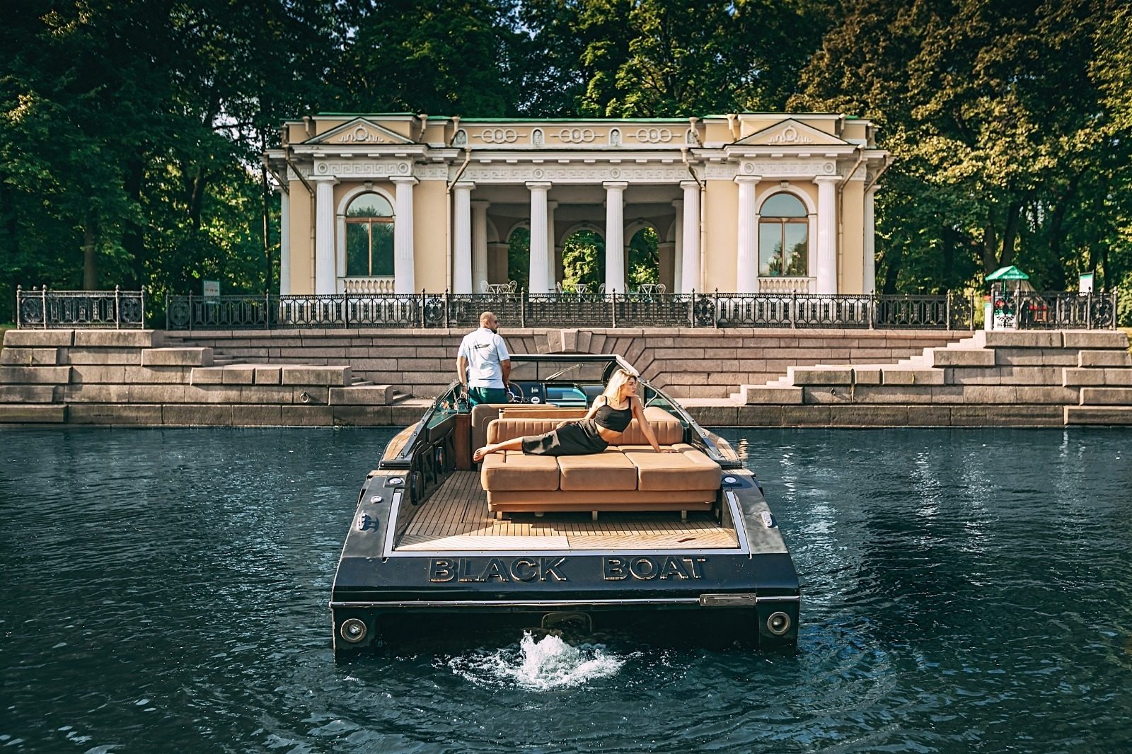 Посадка гостей на катер «Блэк Боат / Black Boat» — причал в центре Петербурга