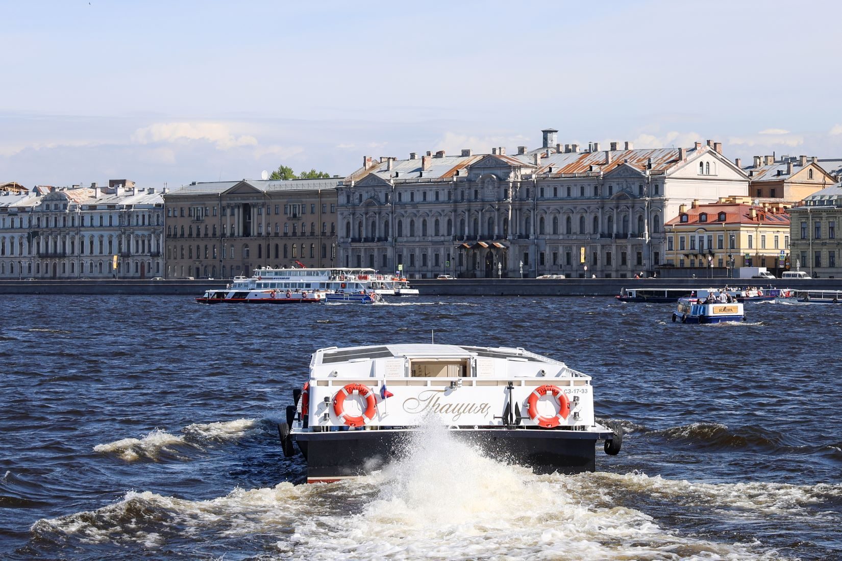 Посадка гостей на теплоход «Грация» — причал в центре Петербурга — фото 16
