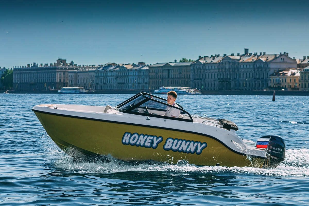 Катер «Хани Банни / Honey Bunny» под разводными мостами Петербурга