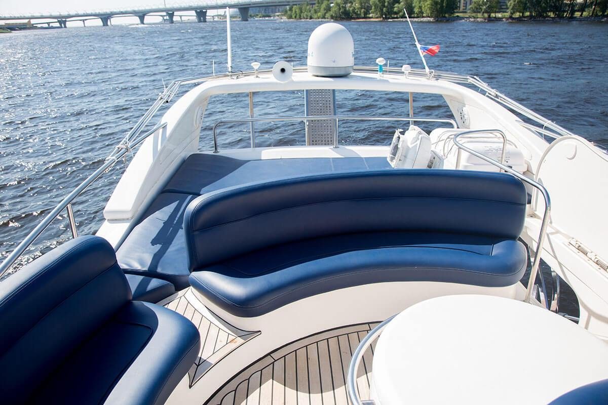 Посадка гостей на яхту «Азимут 46 / Azimut 46» — причал в центре Петербурга