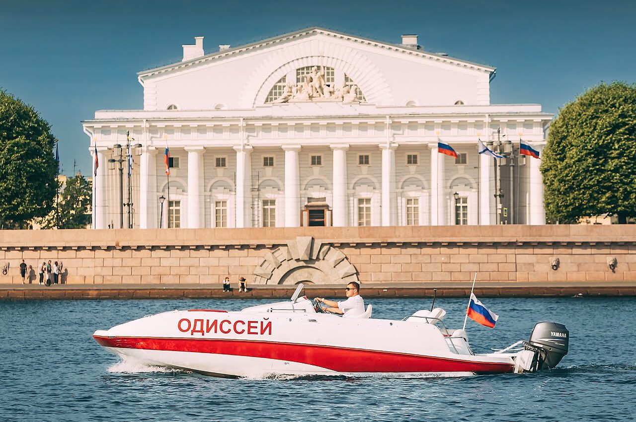 Посадка гостей на катер «Одиссей» — причал в центре Петербурга