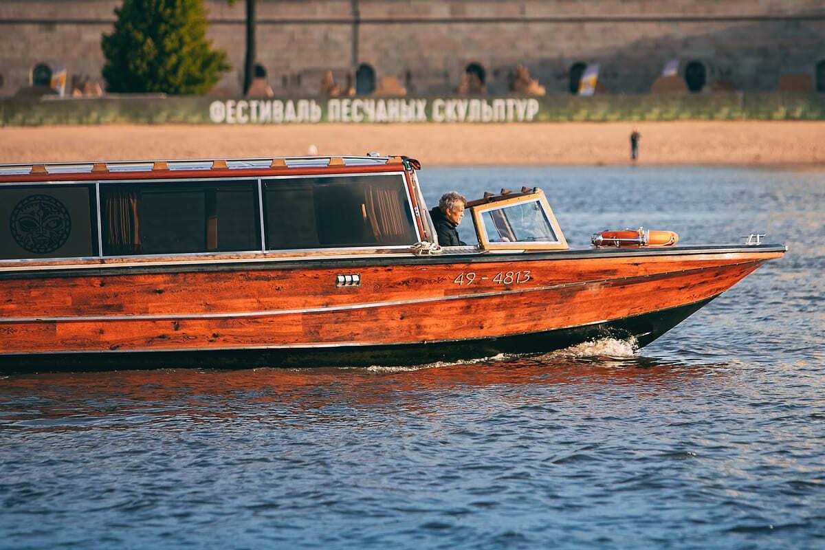Посадка гостей на катер «Византия» — причал в центре Петербурга — фото 16