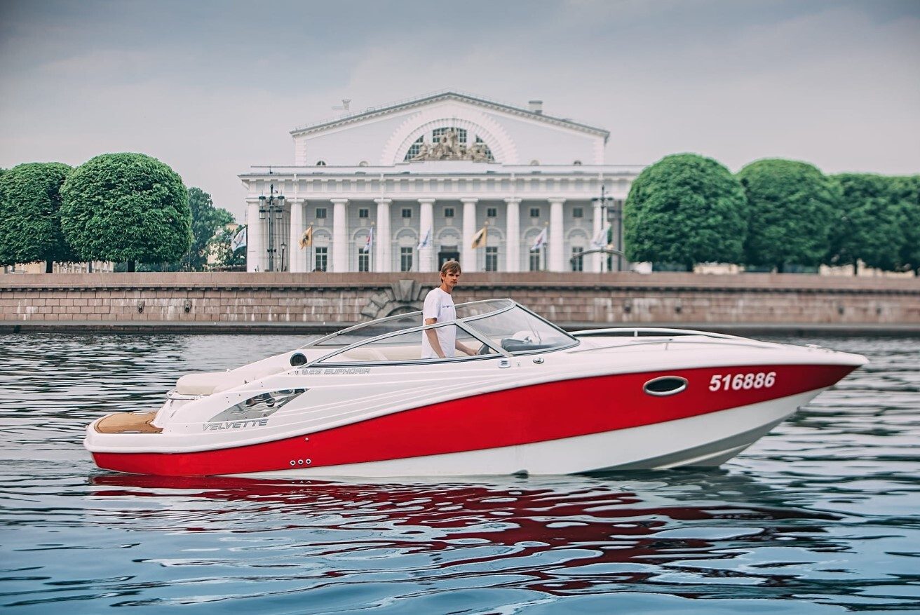 Наш катер «Эйфория / Euphoria Velvette 25» у собственного причала в Санкт-Петербурге