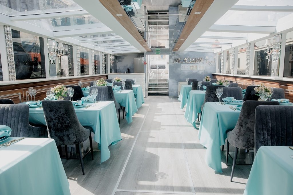 Теплоход «Мелодия» вечером у набережной — бронирование напрямую