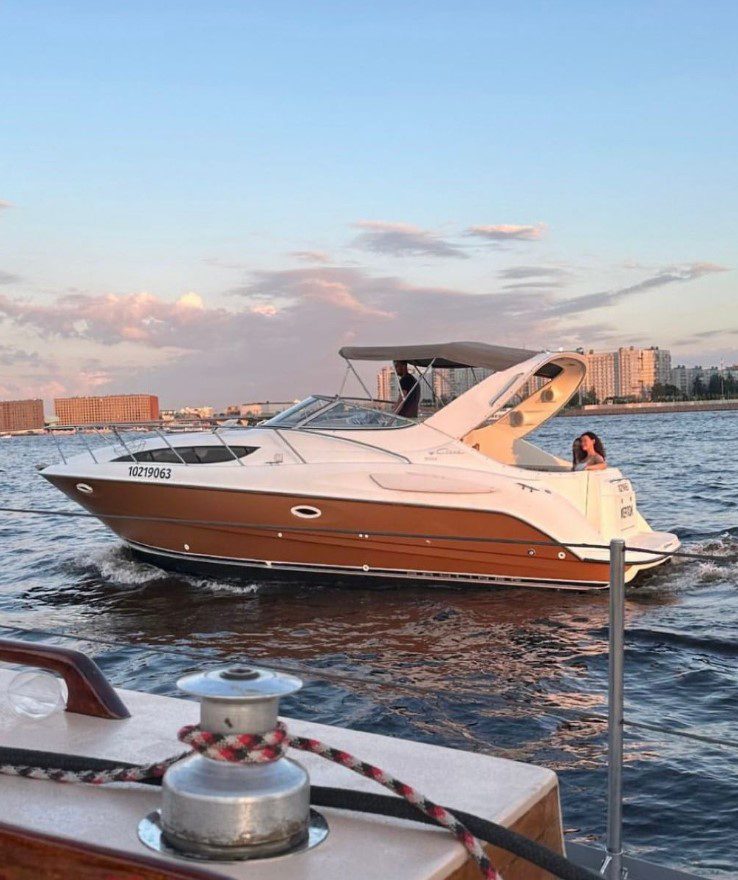 Катер «Мерлок» под разводными мостами Петербурга