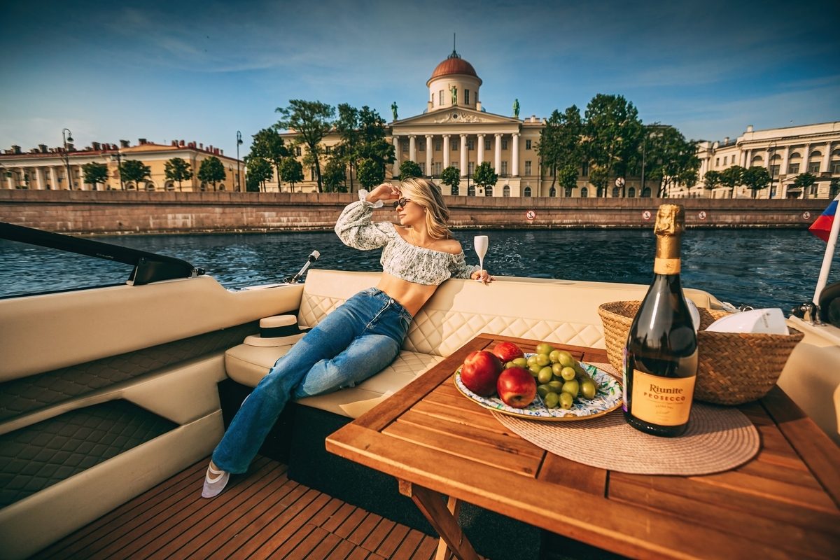 Посадка гостей на катер «Капри» — причал в центре Петербурга