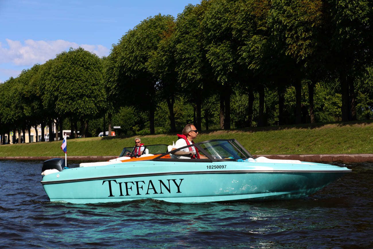 Посадка гостей на катер «Тиффани / Tiffany» — причал в центре Петербурга