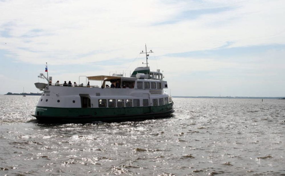 Посадка гостей на теплоход «Рипербан» — причал в центре Петербурга — фото 16