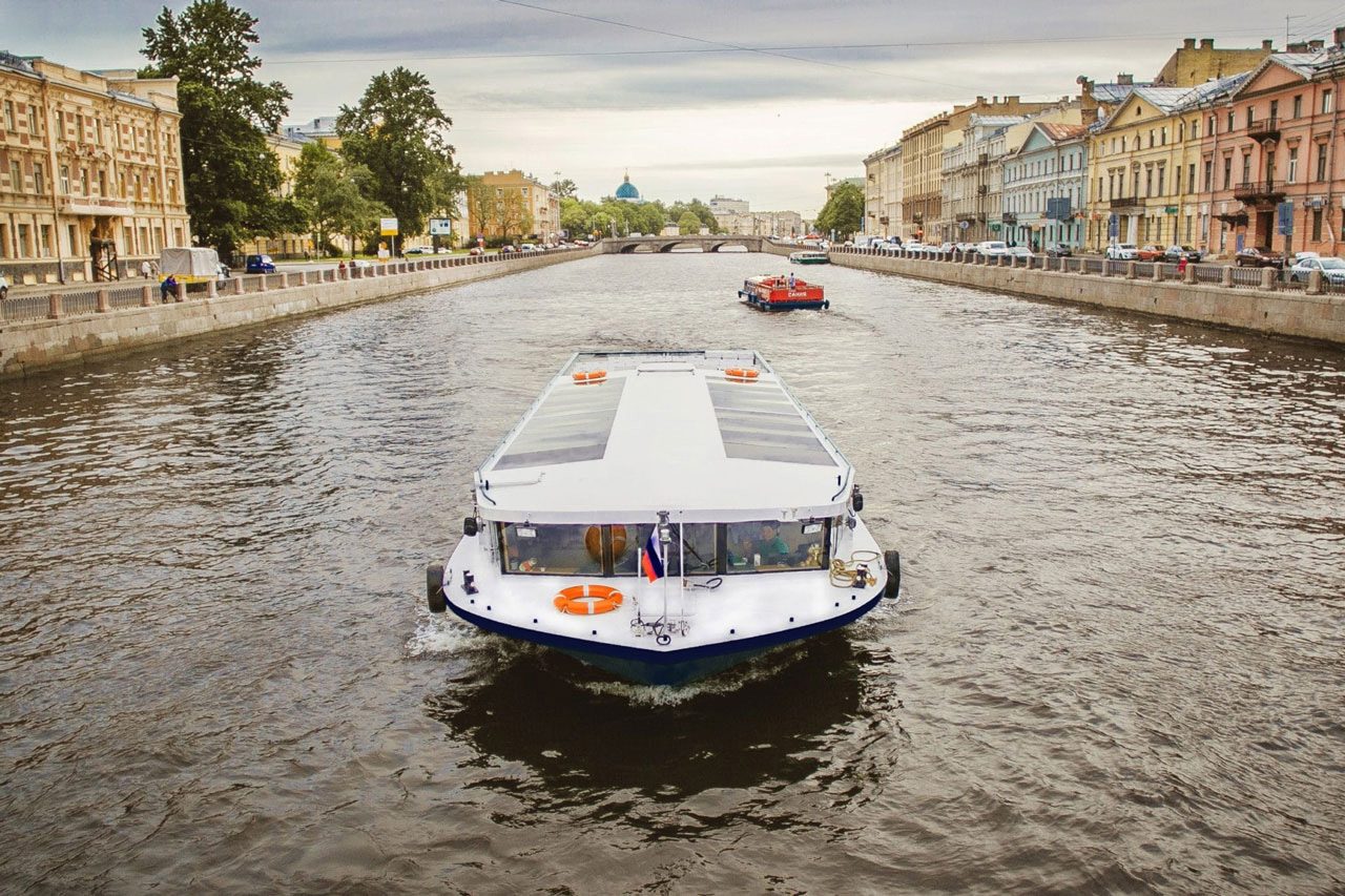 Теплоход «Марго» вечером у набережной — бронирование напрямую