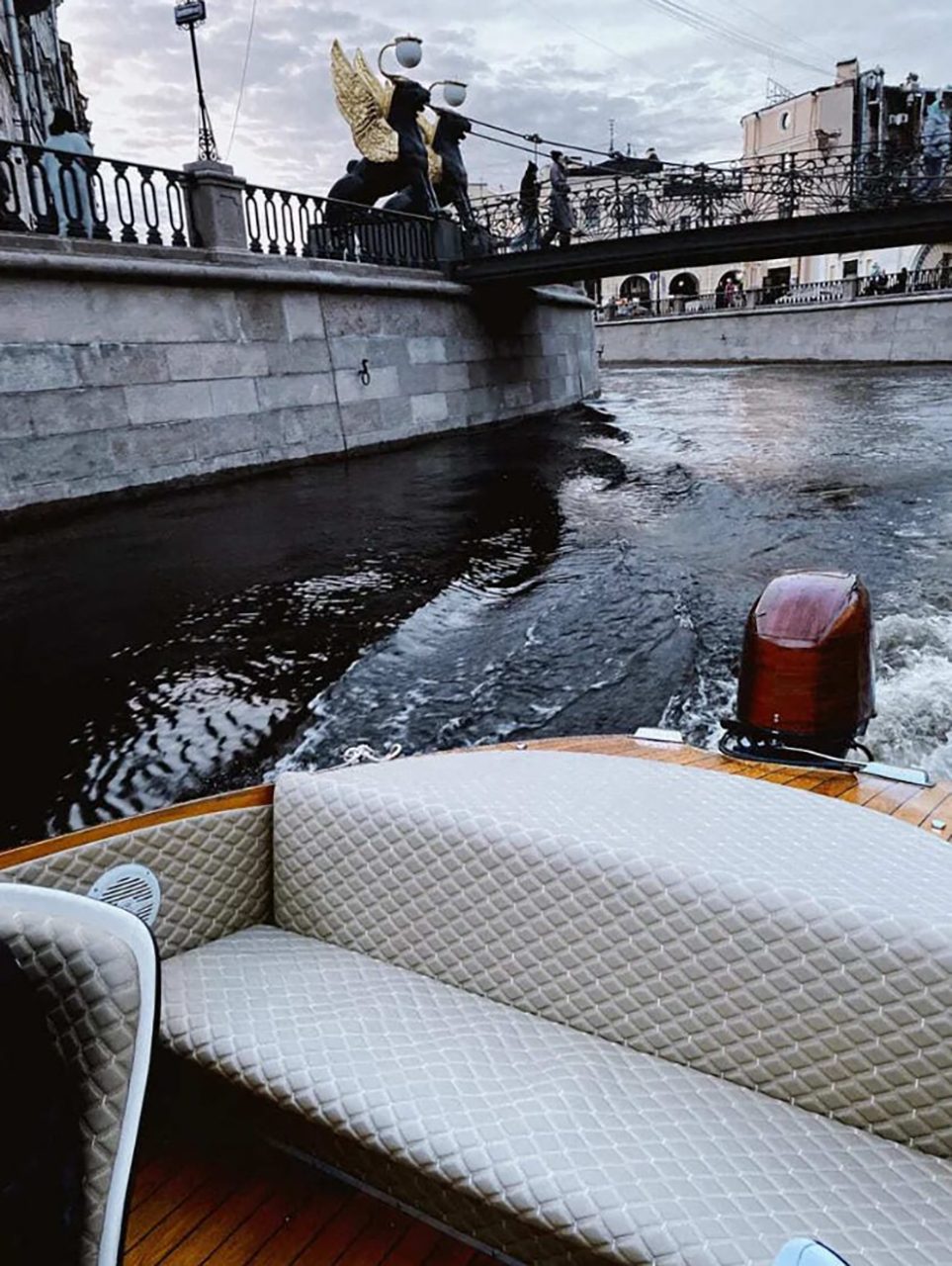 Катер «Ода» под разводными мостами Петербурга