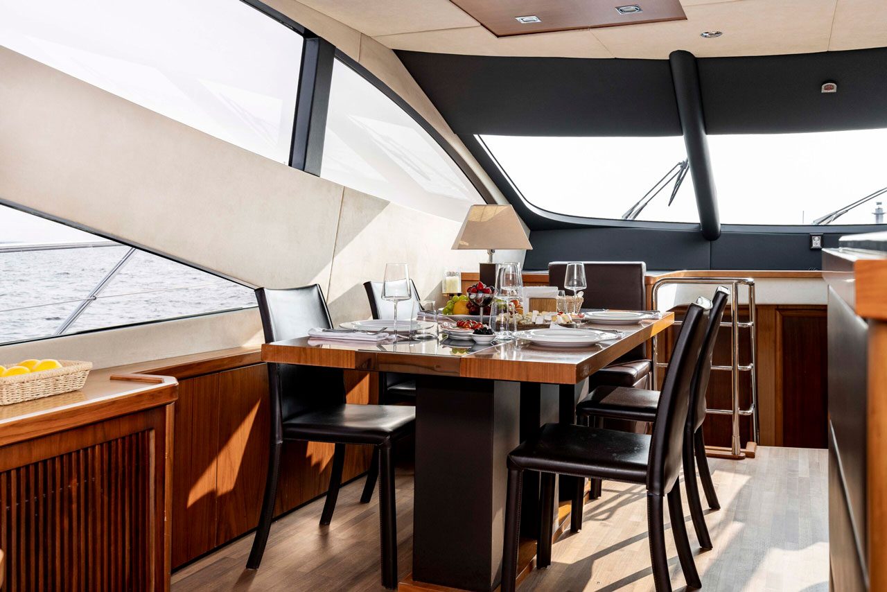 Яхта «Sunseeker Pallada 70» под разводными мостами Петербурга