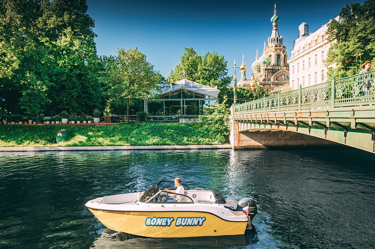 Наш катер «Хани Банни / Honey Bunny» у собственного причала в Санкт-Петербурге
