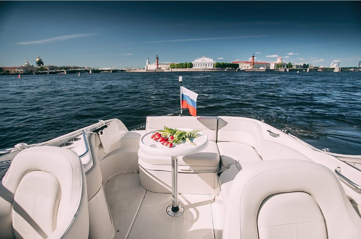 Катер «Пуса» под разводными мостами Петербурга