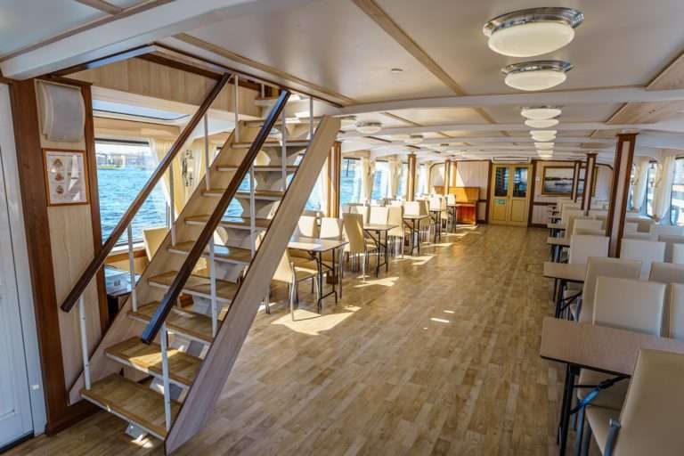 Теплоход «Караидель» под разводными мостами Петербурга