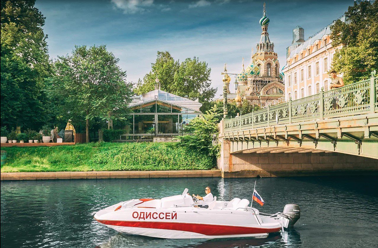Наш катер «Одиссей» — вид с причала перед рейсом